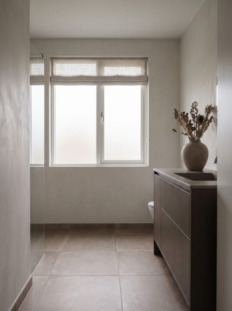 Bathroom built from three close tones of taupe and greige